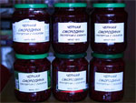 Черная смородина, протертая с сахаром.