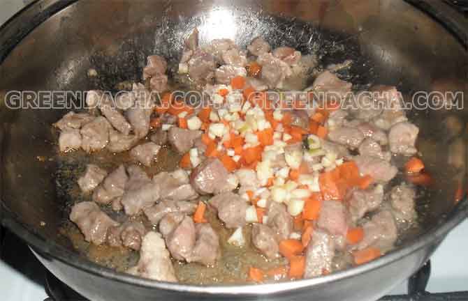 В сковороду всыпать имбирь добавить мясо, овощи и обжаривать.