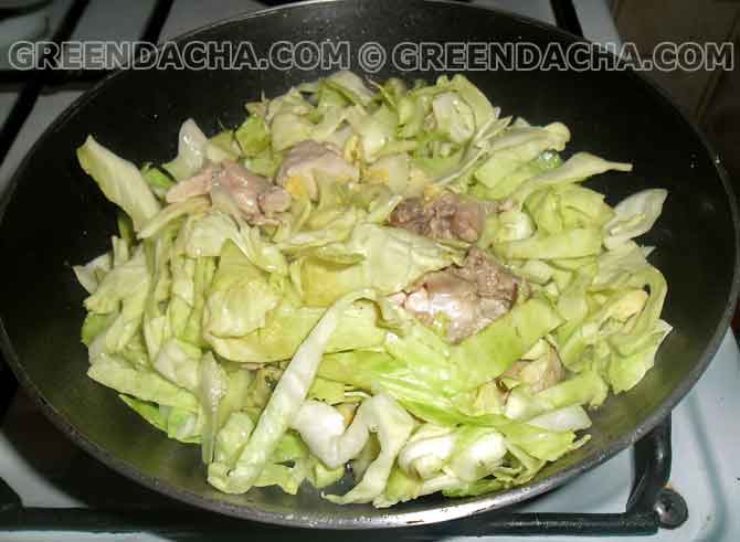Капусту шинкуем и закладываем в сковороду.
