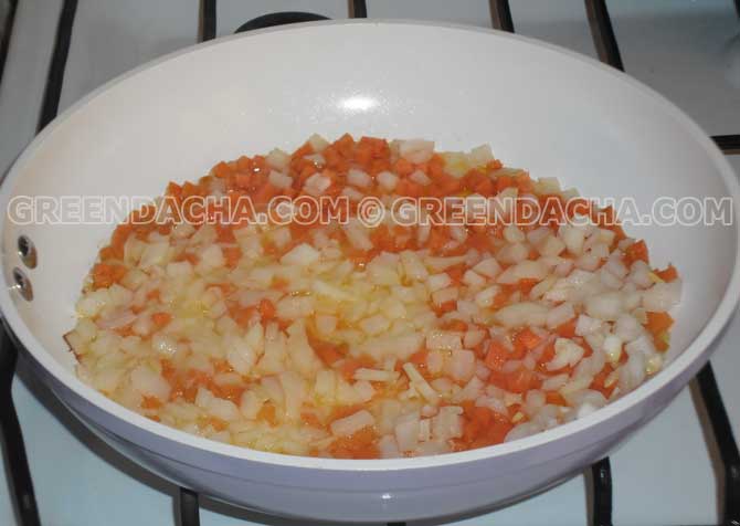  Обжарить морковь и лук.